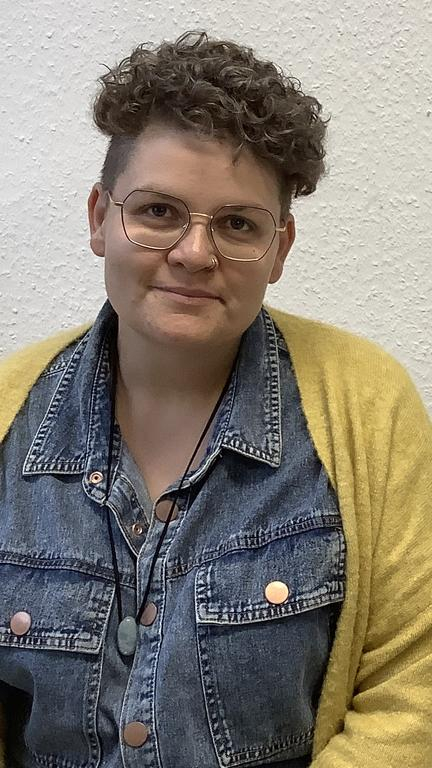 Bianca Rilinger, eine junge Frau mit kurzen Haaren und Brille.