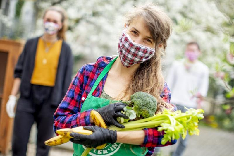 Eine Frau mit Gemüse beim Foodsharing Darmstadt.