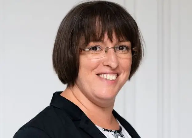 Ein Portraitfoto von Zsuzsanna Majzik.