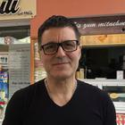 Inhaber Cesare de Vita vor seinem Eiscafé.