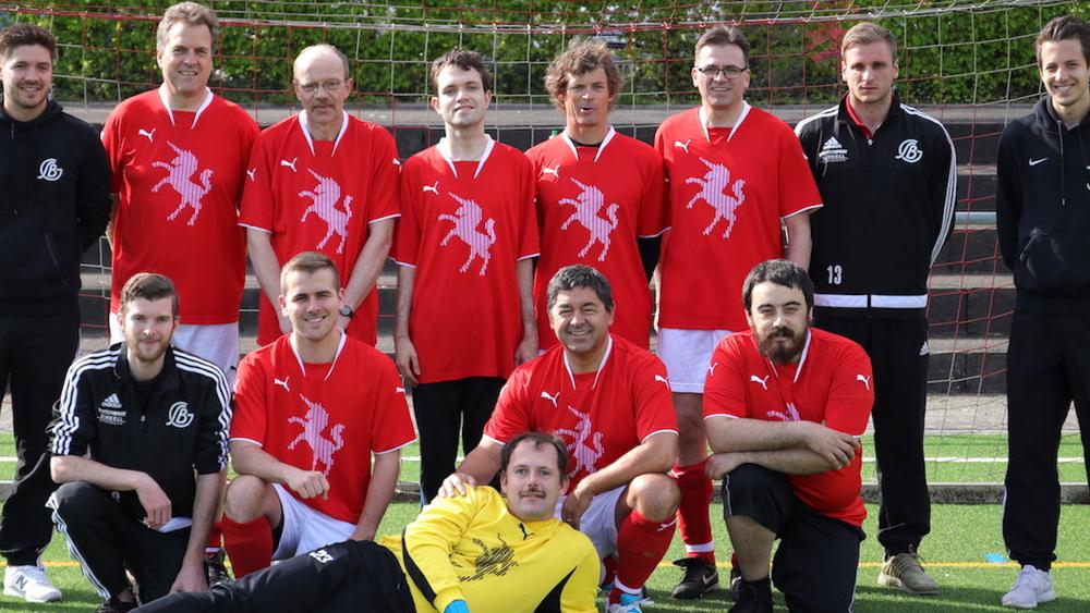 eine fußballmannschaft in roten trikots 