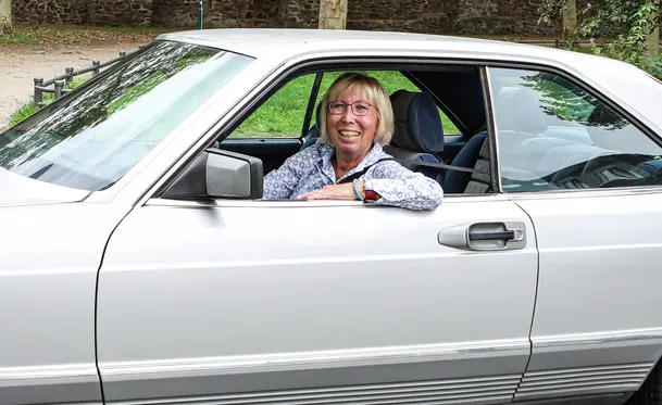 Die Aktion Mensch Lotto-Gewinnerin Angelika aus Darmstadt in ihrem Mercedes Oldtimer.