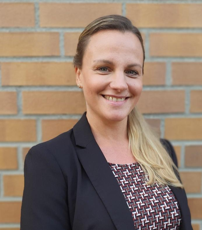 Porträt von Anja Schulz: eine junge Frau mit langen blonden Haaren.