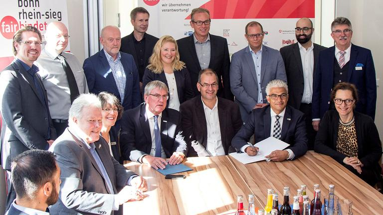 Vertreter aus Bonn und dem Rhein-Sieg-Kreis unterzeichnen die Gründungsurkunde.