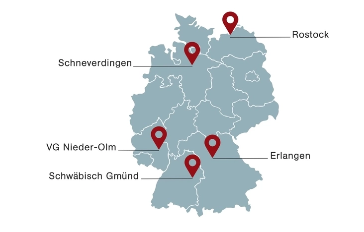 Gezeichnete Karte, auf der Rostock, Schneverdingen, VG Nieder-Olm, Schwäbisch Gmünd, Erlangen markiert sind