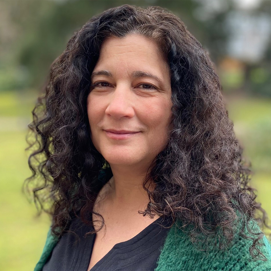 Frau mit langen dunklen lockigen Haare n