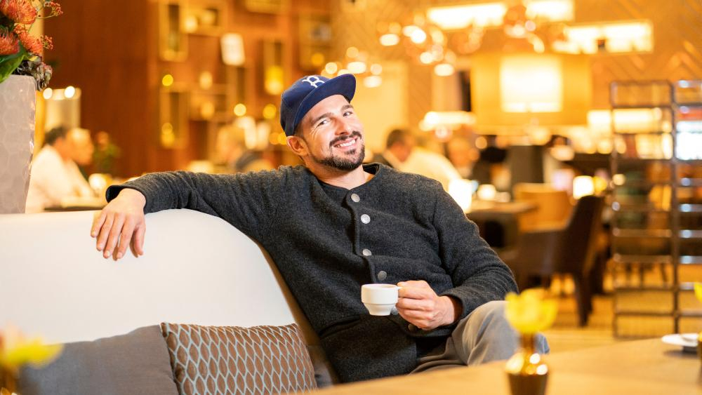 Benjamin Piwko in einer Hotel-Lobby