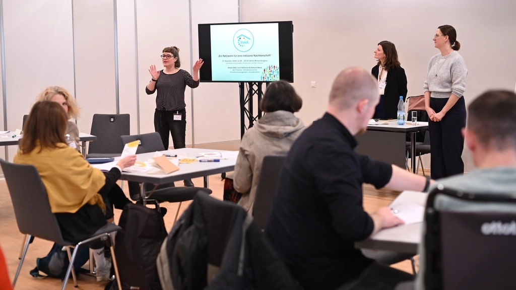 Workshopszene: Eine Frau spricht zu den Teilnehmenden