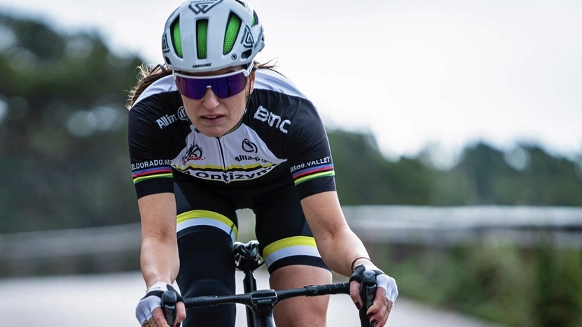 Parasportlerin Denise Schindler auf dem Rad