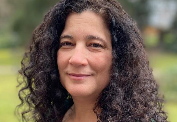 Frau mit langen dunklen lockigen Haare n