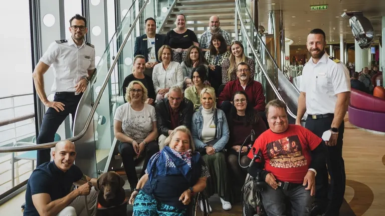 Menschen mit und ohne Behinderung, einige sitzen im Rollstuhl, einige haben eine Uniform an