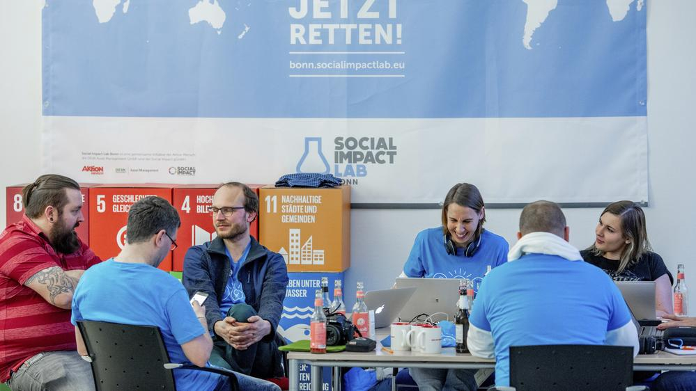 Eine Gruppe Menschen sitzt zusammen und berät sich.