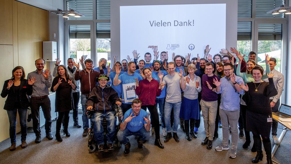 Die Teilnehmer des Hackathon winken in die Kamera.