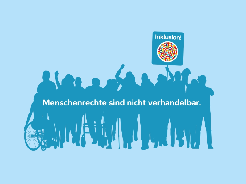 Vor hellblauem Hintergrund ist der dunkelblaue Umriss einer Gruppe von Menschen zu sehen. Einige nutzen einen Rolli, einen Stock oder Rollator. Einer hat einen Armstumpf. Mehrere heben dem Arm zum Protest. Eine Person hält ein Schild in die Höhe, auf dem ein Kreis aus bunten Punkten zu sehen ist und das Wort Inklusion. Auf dem dunklen Hintergrund der Gruppe steht: Menschenrechte sind nicht verhandelbar.