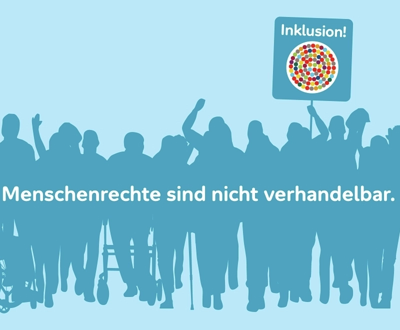 Vor hellblauem Hintergrund ist der dunkelblaue Umriss einer Gruppe von Menschen zu sehen. Einige nutzen einen Rolli, einen Stock oder Rollator. Einer hat einen Armstumpf. Mehrere heben dem Arm zum Protest. Eine Person hält ein Schild in die Höhe, auf dem ein Kreis aus bunten Punkten zu sehen ist und das Wort Inklusion.  Auf dem dunklen Hintergrund der Gruppe steht: Menschenrechte sind nicht verhandelbar.