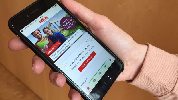 Smartphone mit geöffneter Aktion Mensch-App