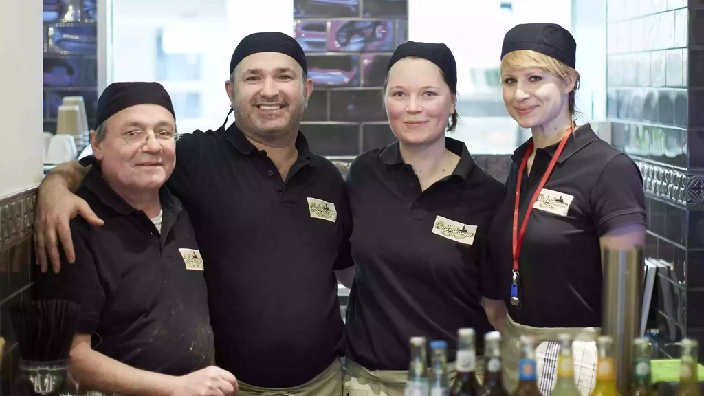 Das Team des Restaurant "Godesburger" steht hinter der Theke