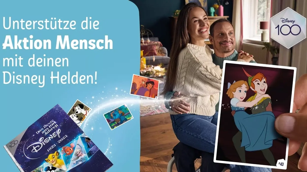 Werbeanzeige für das Disney-Sammelalbum von REWE auf dem ein Mann im Rolli und eine Frau eine Szene aus Peter Pan nachstellen