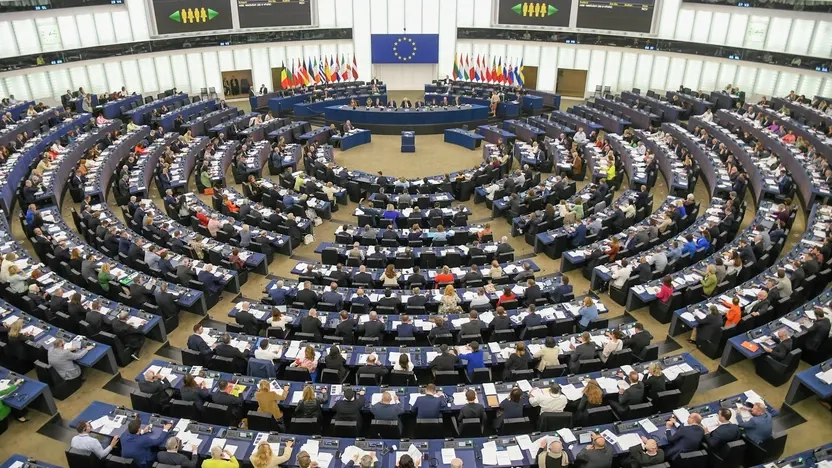 Blick von hinten auf den voll besetzten Plenarsaal des EU-Parlaments in Straßburg