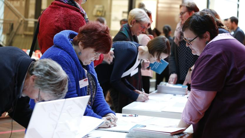 Die Tagungsteilnehmer melden sich für die Workshops an.