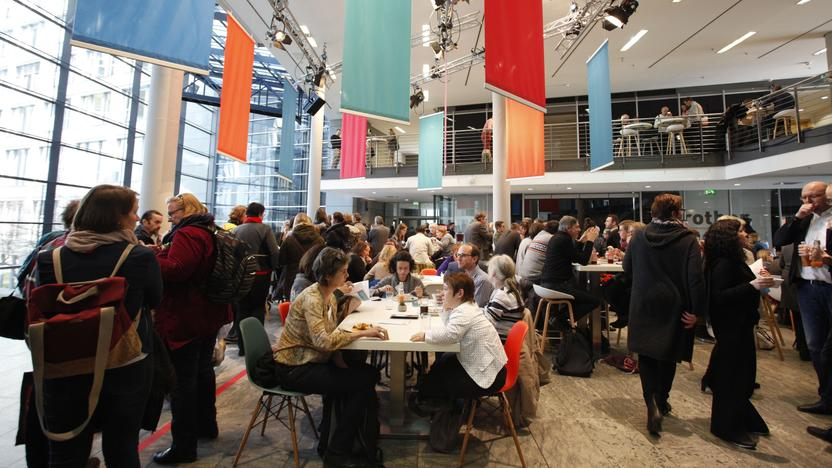 Die Tagungsteilnehmer beim Mittagessen