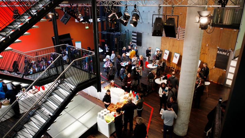 Blick von oben auf das Foyer des KOMED 