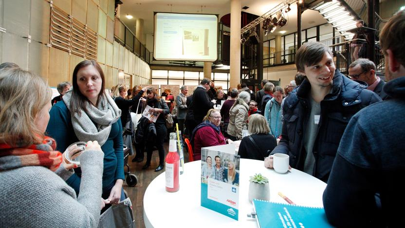 Tagungsgäste bei der Kaffeepause im Foyer des KOMED