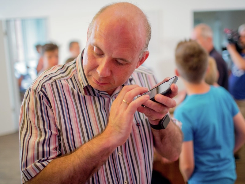 Ein Mann hält sich sein Smartphone ans Ohr.