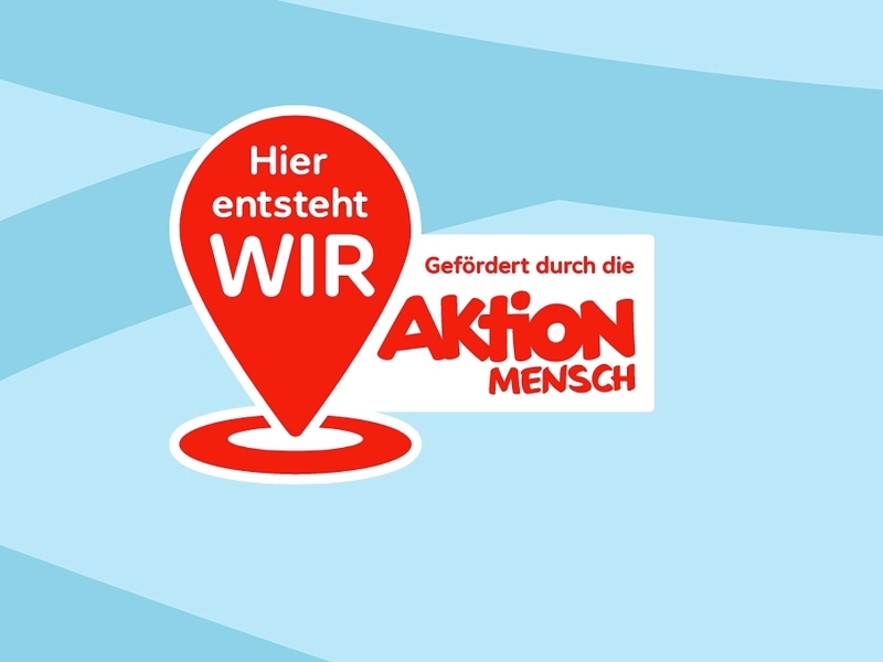 Ein rotes Standort-Icon auf hellblauem Hintergrund. In dem Icon steht: Hier entsteht WIR. Daneben: Gefördert durch die Aktion Mensch.