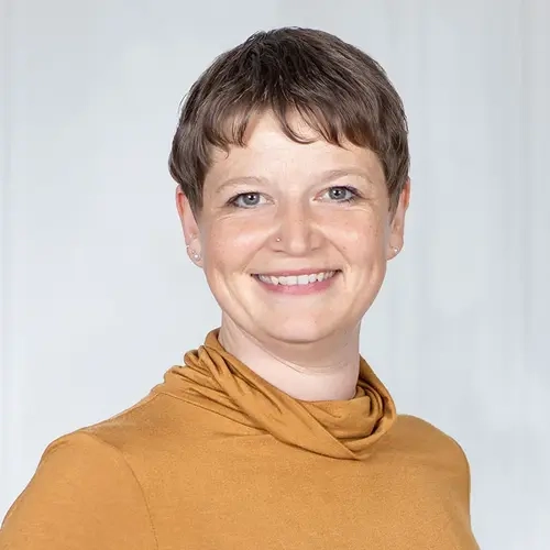 Porträt von Franziska Solger-Heinz: eine Frau mittleren Alters mit kurzem Haar und Rollkragenpullover.