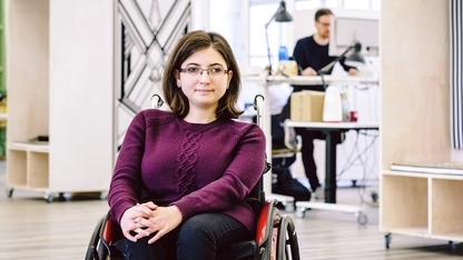 Eine Frau im Rollstuhl in einem Büro-Loft