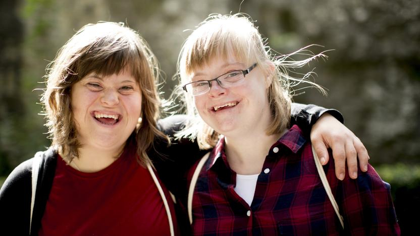 Zwei Mädchen lachen.