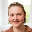 Gewinnerin Fine hält ein Glücks-Los in die Kamera.