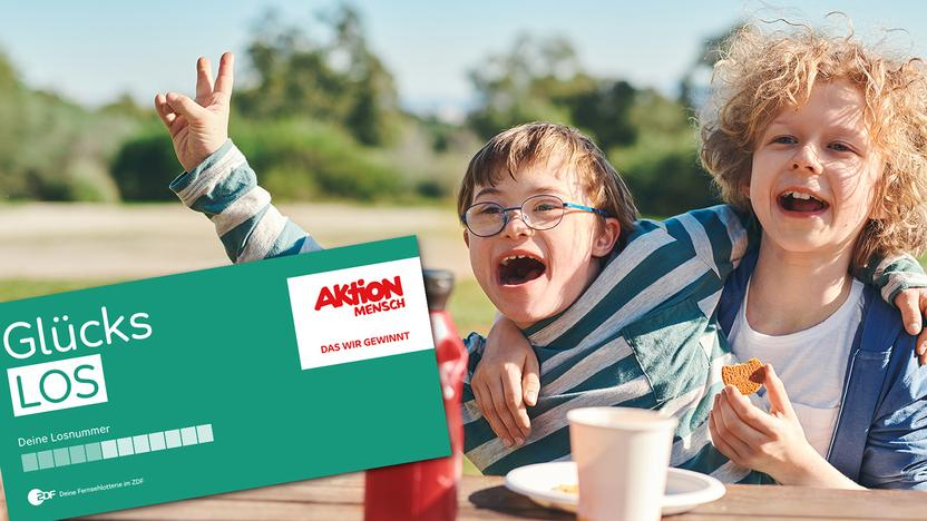 Zwei Kinder mit und ohne Behinderung liegen sich lachend in den Armen. Davor eine Glücks-Los Abbildung.