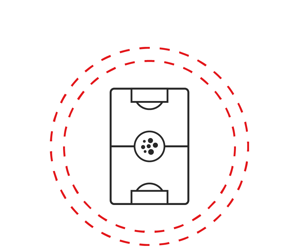 Eine in schwarzen Linien gezeichnete Grafik zeigt einen Sportplatz von oben. In der Mitte des Platzes ist das Inklusions-Symbol der Aktion Mensch zu sehen. Um diese Grafik herum ist ein leerer roter Ring zu sehen, der nur aus gestrichelten Linien besteht.