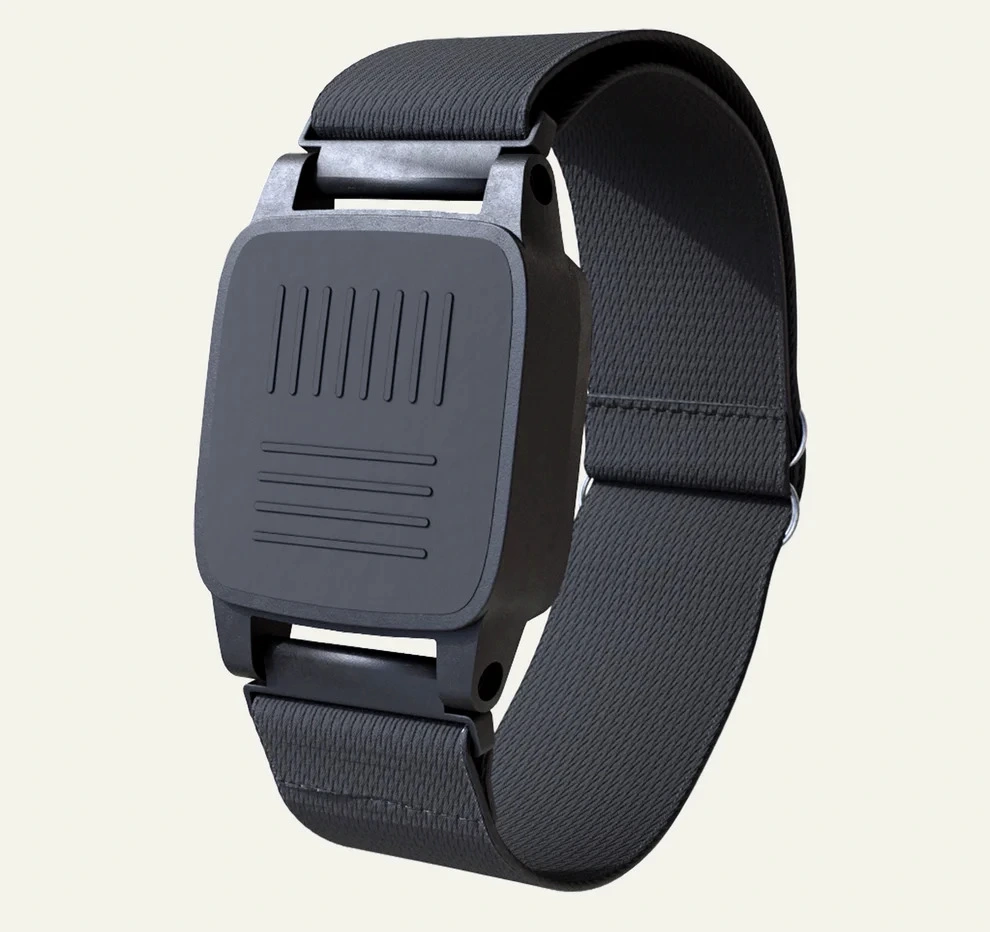 Abbildung des XBand: Ein schwartes Armband an dem ein schwarzer Kasten befestigt ist.
