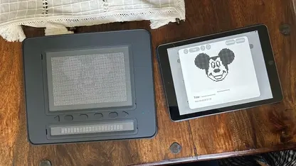 Auf einem iPad ist eine gezeichnete Mickey-Maus zu sehen. Das DotPad daneben bildet die Mail taktil ab.