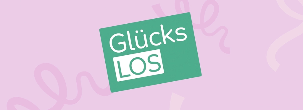 Auf rosafarbenem Hintergrund sind in unterschiedlichen anderen Rosa-Tönen Luftschlangen abgebildet. Darauf ist das grüne Glücks-Los der Aktion Mensch zu sehen.