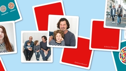 Auf einem hellblauen Hintergrund liegen Memory Karten des InkluMemos. Manche Karten sind aufgedeckt, andere nicht.