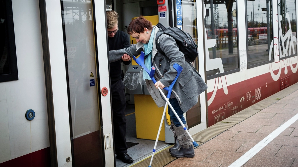 Agnes steigt in die Bahn.