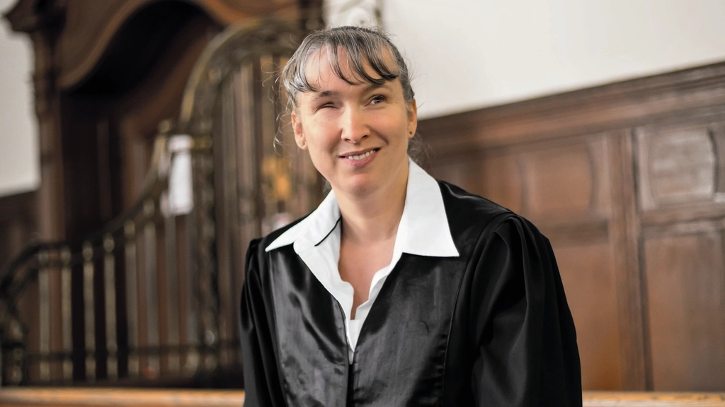 Blinde Juristin in Robe in einem Gerichtssaal