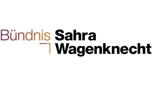 Vor weißem Hintergrund steht das Wort "Bündnis" in dünnen bunten Buchstaben und die Worte "Sahra Wagenknecht" in fetten schwarzen Buchstaben.