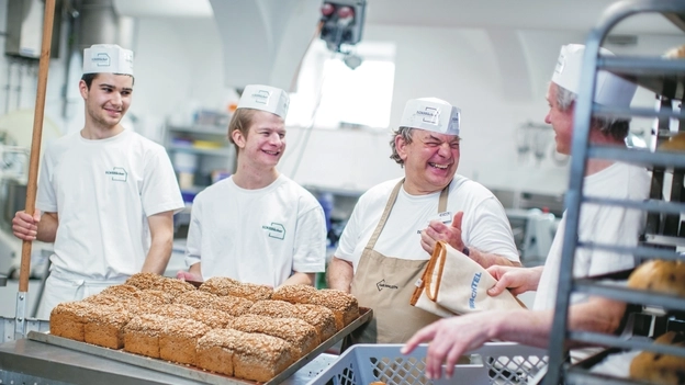 Vier Bäcker arbeiten in einer Backstube