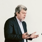 Zwei Männer (Christian Lüders vom Deutschen Jugendinstitut und Mike Corsa von der Arbeitsgemeinschaft Evangelische Jugend) diskutieren miteinander.