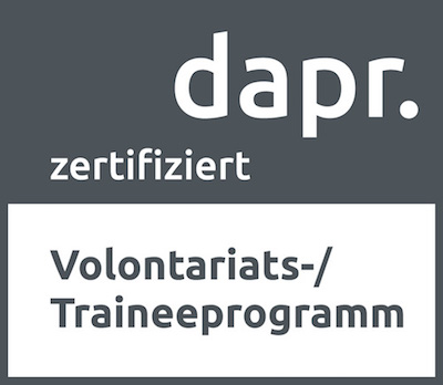 Das dapr.-Siegel: ein grauer Kasten, darin steht "dapr. zertifiziert". Darunter ein weißer Kasten in dem steht "Volontariats-/Traineeprogramm"