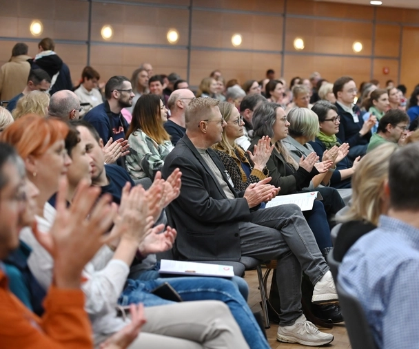 Blick in den Saal voller Teilnehmer*innen beim Kongress Veränderung gestalten – Kommunen werden inklusiv