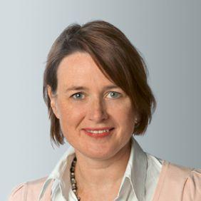 Eine fünfzigjährige Frau mit braunem kurzen Haar