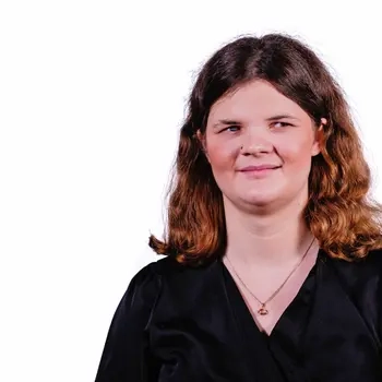 Marie Lampe. Eine junge Frau mit dunkel gelocktem, mittellangem Haar.