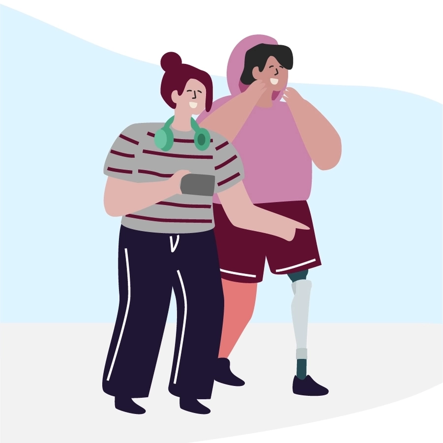 Die Grafik zeigt zwei Personen, die nebeneinander stehen. Eine trägt ein gestreiftes Oberteil, die andere ein lila Oberteil. Beide wirken beobachten etwas und lachen. Die eine Person hält ihr Handy in der Hand und filmt.