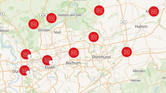 Der Ausschnitt eines Landkartenbereichs in Nordrhein-Westfalen. An unterschiedlichen Stellen auf der Karte sind rote Markierungen abgebildet, in denen der Text "5.5." zu lesen ist.